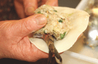 餡がたっぷり包まれる海老餃子